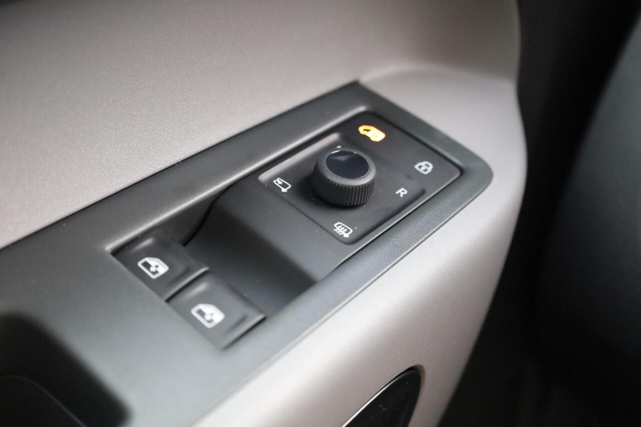 Volkswagen ID. Buzz Cargo Anniversary Edition 79 kWh 286PK / 210kW LED Matrix IQ.Light, achteruitrijcamera, verwarmbare voostoelen, Apple Carplay & Android Auto, trekhaak elektr. uitklapbaar, dynamische grootlichtassistent, schuifdeur rechts, adaptive cruise control met Stop & Go,