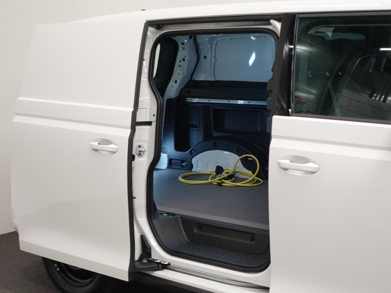 Volkswagen ID. Buzz Cargo 77 kWh 204pk Trekhaak 3zits LED Cruise control Navigatie/ Apple Carplay Achterklep