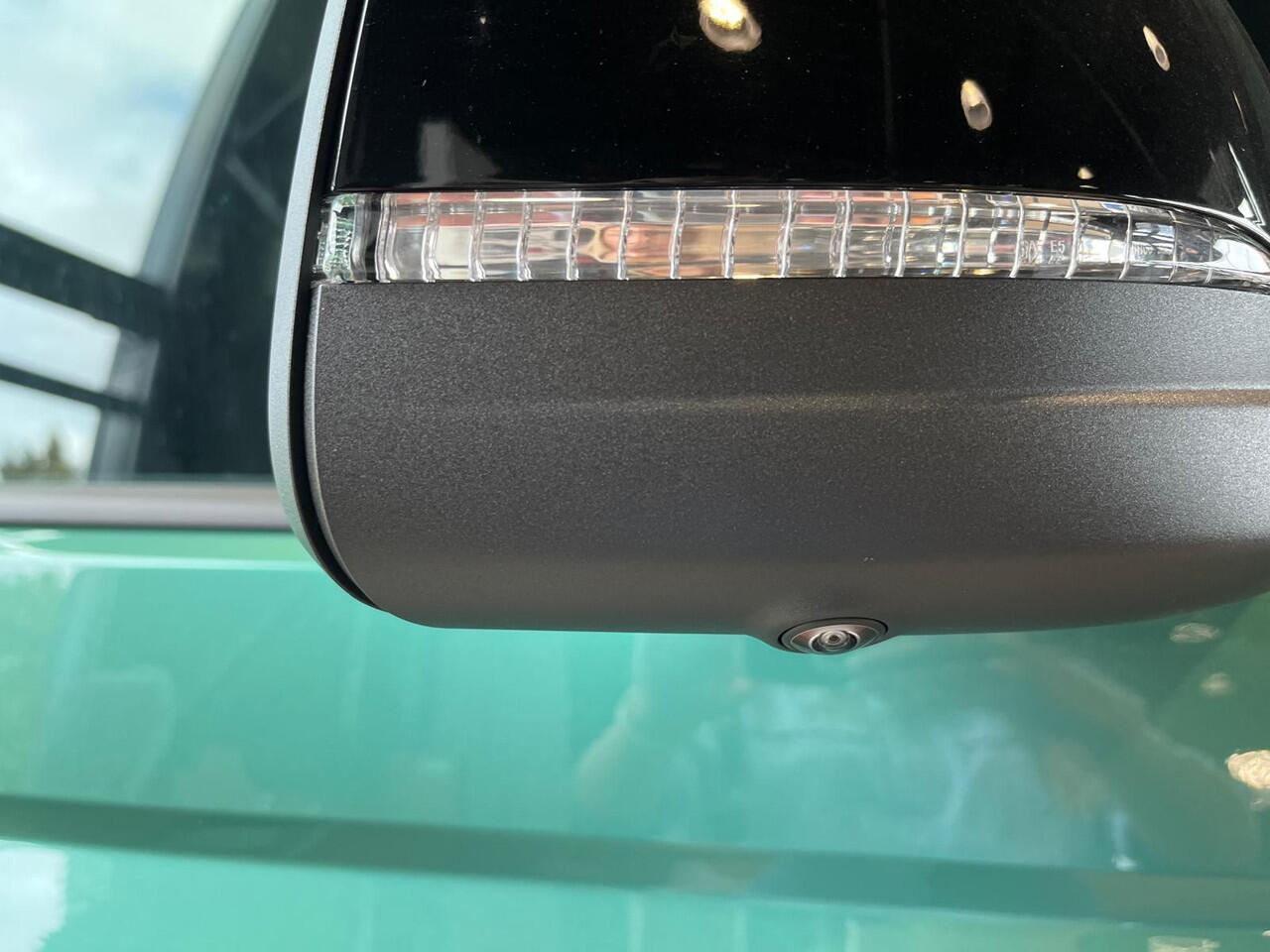 Volkswagen ID. Buzz Cargo Bedrijfswagens Anniversary Edition Elektromotor 4M 250kW (340 pk) | 4 Motion | Elektrische schuifdeur rechts | Open en close plus pakket | DAB+ | Achteruitrijcamera | Achterlichten LED | Bijrijdersstoel in plaats van bijrijdersbank inclusief ISOFIX |