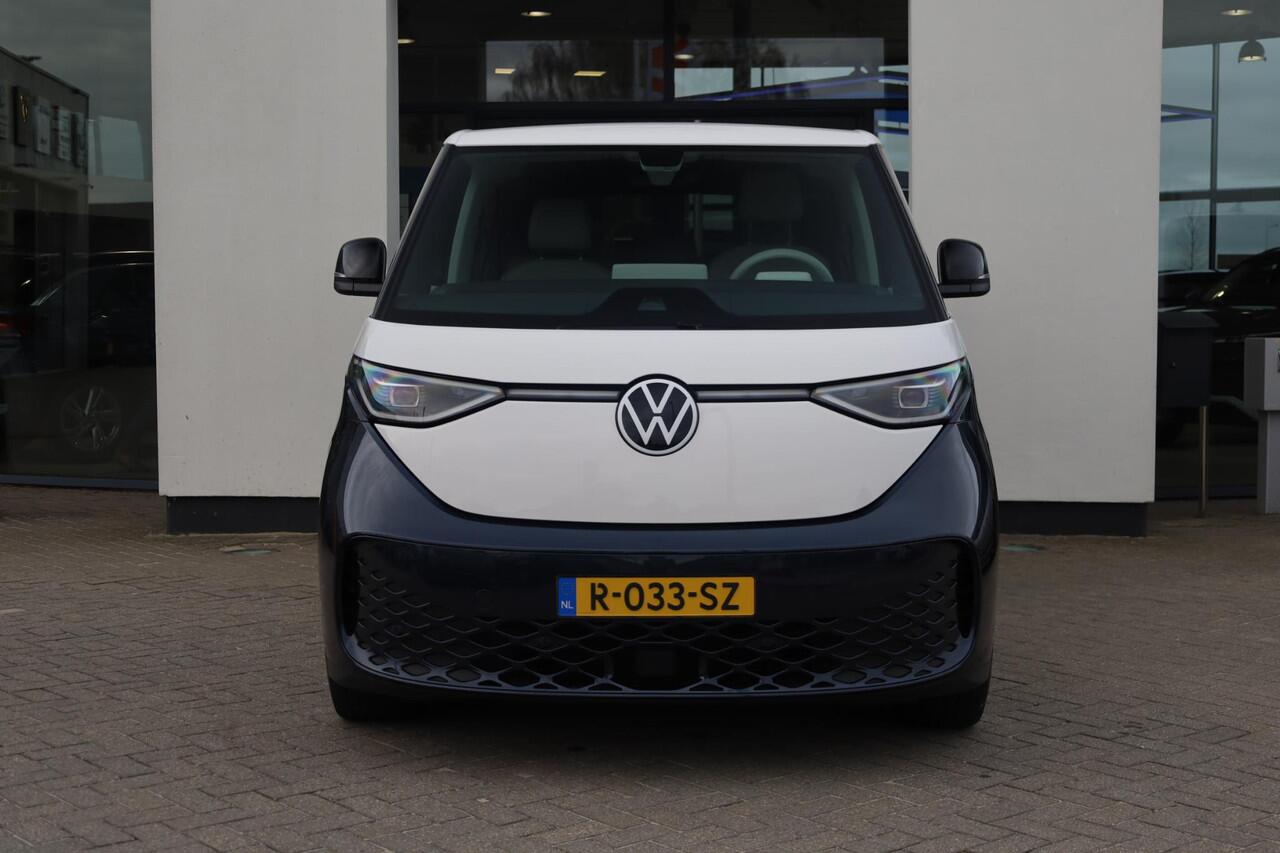Volkswagen ID. Buzz Pro 8 Intro 77kWh 204PK / 150kW, Achteruitrijcamera (rear view), elektrisch uitklapbare trekhaak, DAB+, Lane Assist, adaptieve cruise control (acc), grootlichtassistent, 21'' LMV, draadloos telefoon opladen, geluidsimulator, verwarmbare vooruit, Apple Car