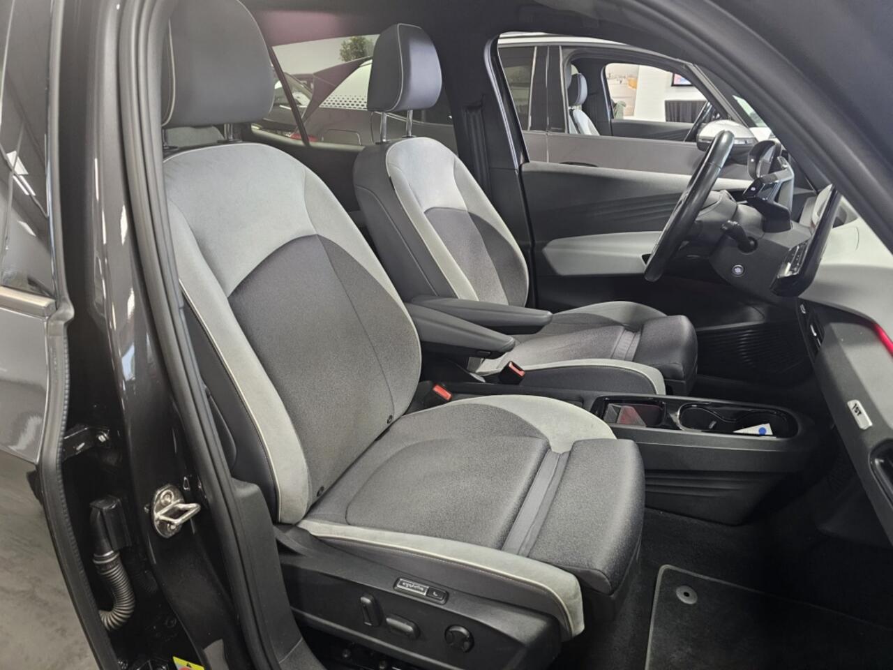 Volkswagen ID.3 First Max 58 kWh | Trekhaak | Panoramadak | LED | Stoelverwarmin