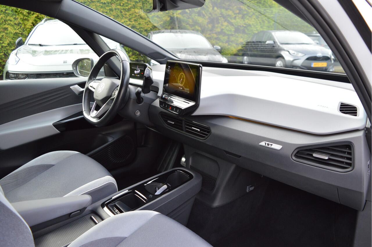 Volkswagen ID.3 First Plus 58 kWh NL-Auto / 19" / SOH 89% / Led matrix / Clima / Keyless / Apple,android