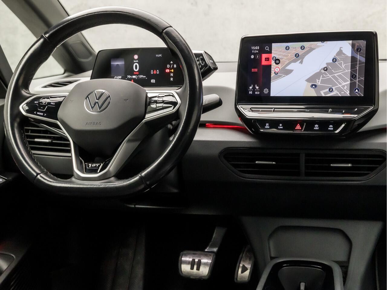 Volkswagen ID.3 First Plus 58 kWh 204Pk Automaat (APPLE CARPLAY, GROOT NAVI, CAMERA, STUUR/STOELVERWARMING, KEYLESS, GETINT GLAS, ADAPTIVE CRUISE, ZWART HEMEL, NIEUWSTAAT)