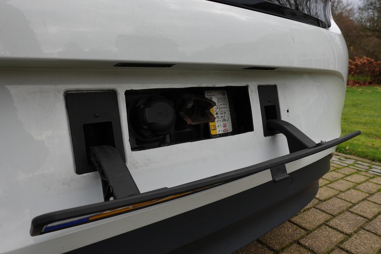 Volkswagen ID.3 First Max 58 kWh | BTW | Pano | I.Q. LIGHT | Head-Up | Stoelverwarming | Massage | Trekhaak |