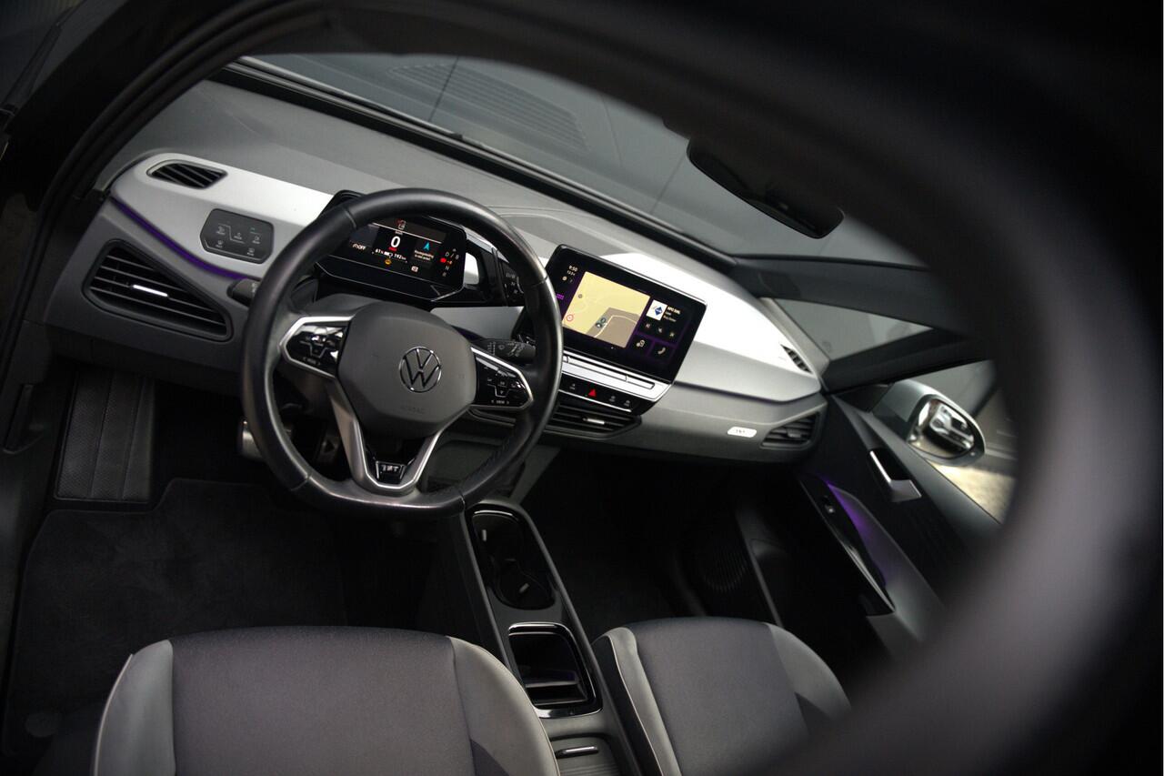 Volkswagen ID.3 First Plus 58 kWh | Stoelverwarming | Stuurverwarming | Camera | Adaptive Cruise Control | Navigatie | Keyless | Parkeersensoren | LED | Apple Carplay | BTW | NAP |