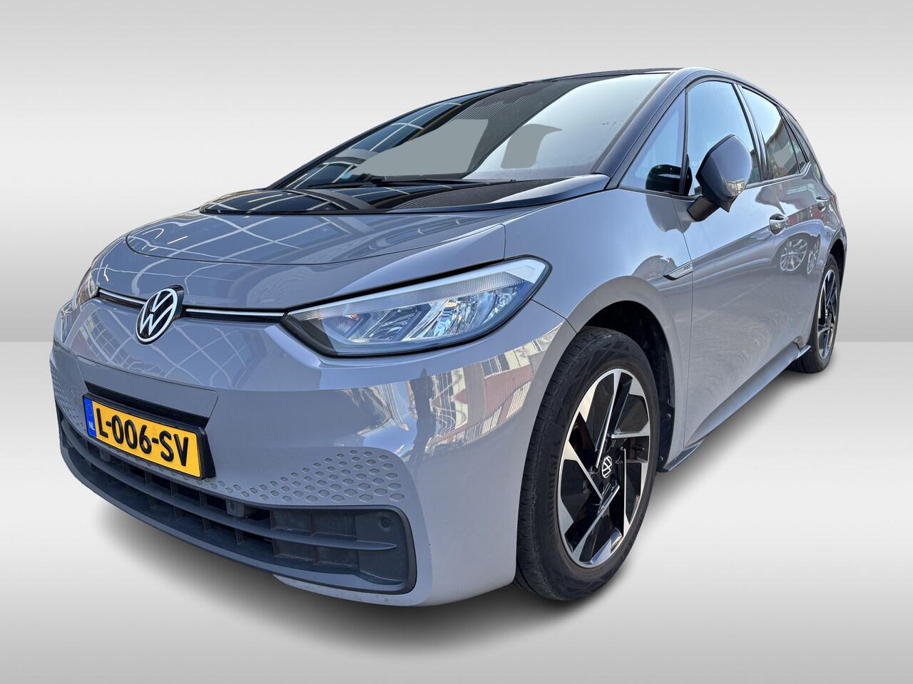 Volkswagen ID.3 Life 58 kWh 204pk Navigatie / 18"LM velgen / Zwart dak / App-connect / Parkeersensoren / Keyless-Go State of health is 89%