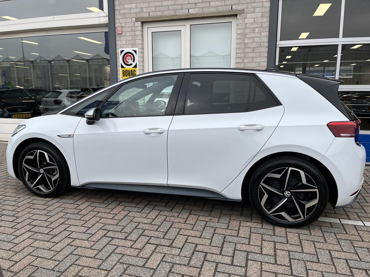 Volkswagen ID.3 First Plus 58 kWh / SOH 89%/ TREKHAAK/ CAMERA/ PARK. SENSOREN/ IQ. LIGHT/ DIGITAL DASHBOARD/ APP CONNECT/ BLUETOOTH/ NAVI/ CLIMA/ 19" LMV