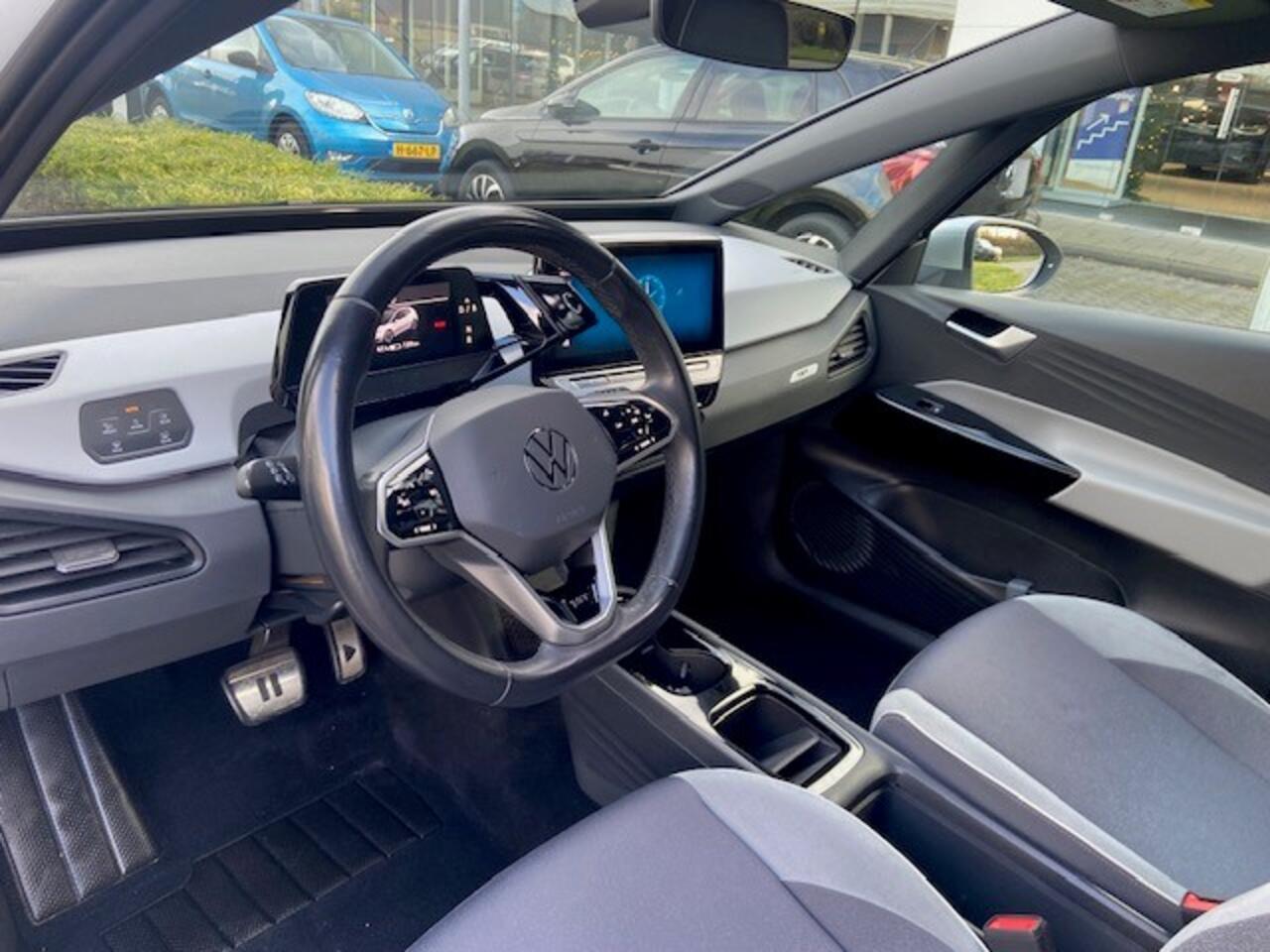 Volkswagen ID.3 First Plus 204PK 58 kWh / Zwart Dak / LED / Navigatie / Camera / Haak+ / 19" LMV