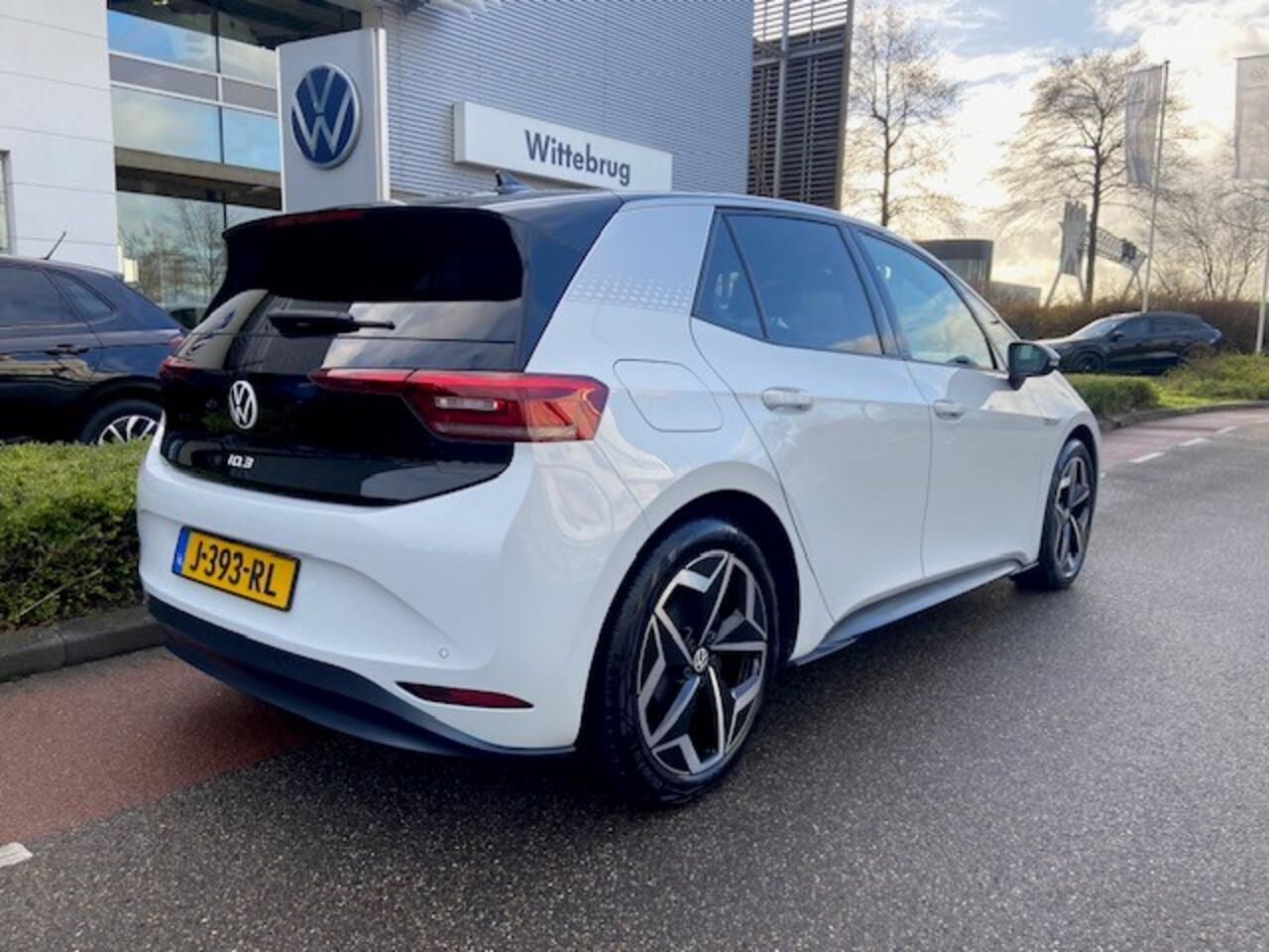 Volkswagen ID.3 First Plus 204PK 58 kWh / Zwart Dak / LED / Navigatie / Camera / Haak+ / 19" LMV