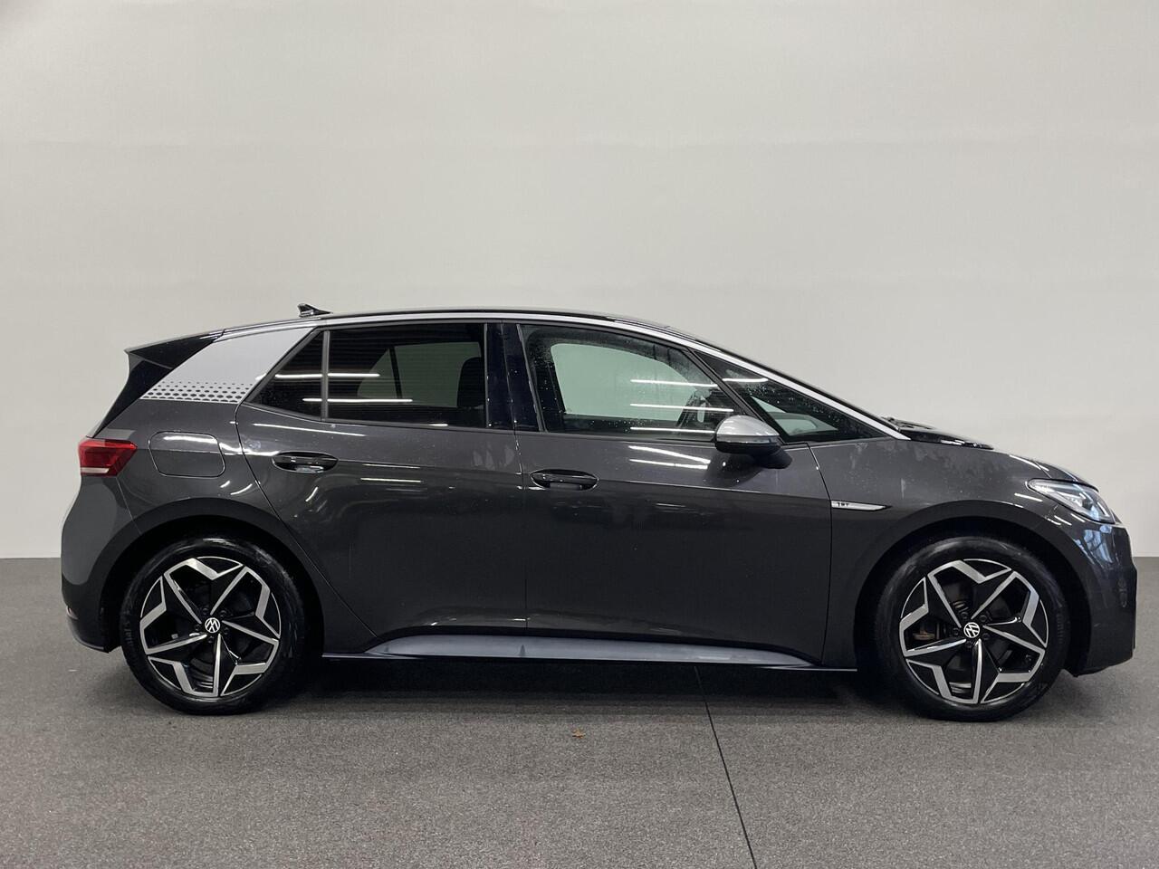 Volkswagen ID.3 First Plus 58 kWh Airco ECC Navi Carplay PDC VA+ Camera Adaptive Cruise Control 19" LM Velgen LED Matrix