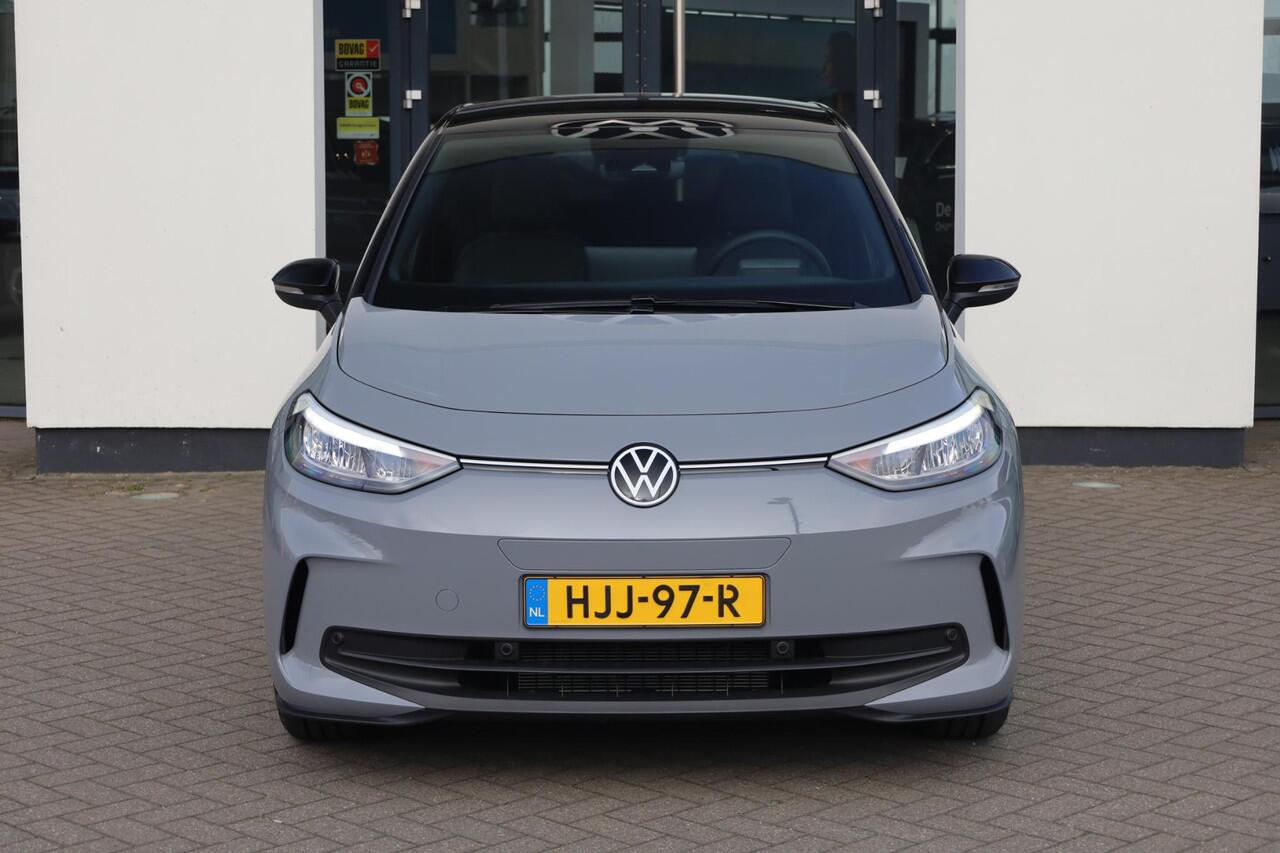 Volkswagen ID.3 Black Edition 52 kWh 170PK / 125kW Apple Carplay & Android Auto, verwarmbare voorstoelen, LED koplampen, navigatie (Discover Pro), comfortstoelen, DAB+, draadloos telefoon laden, rijstrookbehoud assistent (Lane Assist), extra getint glas achter, verkeerst