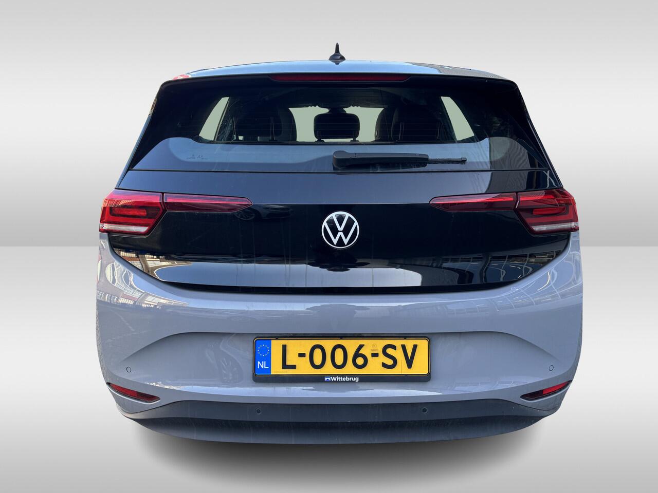 Volkswagen ID.3 Life 58 kWh 204pk Navigatie / 18"LM velgen / Zwart dak / App-connect / Parkeersensoren / Keyless-Go State of health is 89%