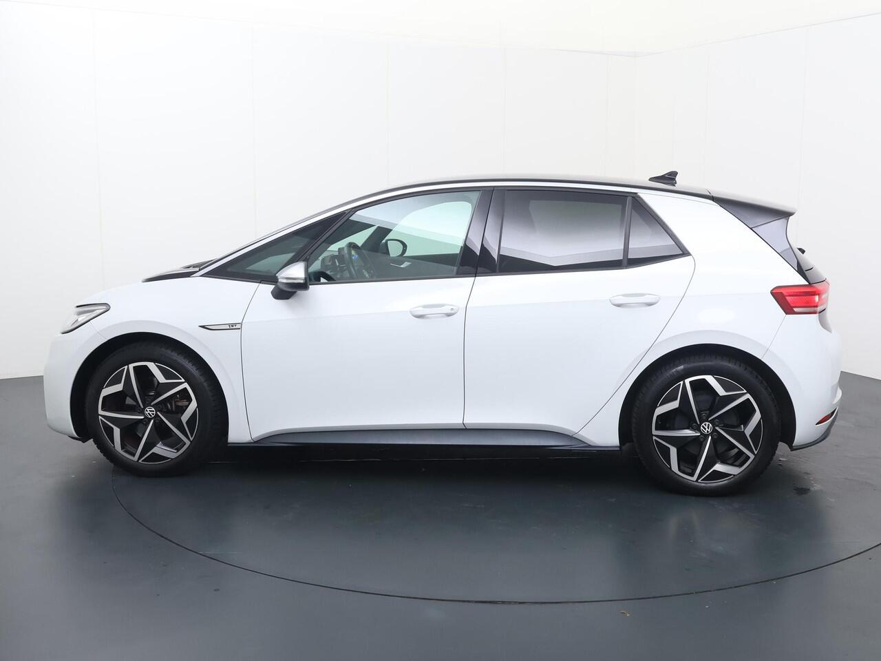 Volkswagen ID.3 First Plus 58 kWh | 204 PK | SoH 90% | Navigatiesysteem | Matrix LED koplampen | Achteruitrijcamera | Voorstoelen verwarmd |