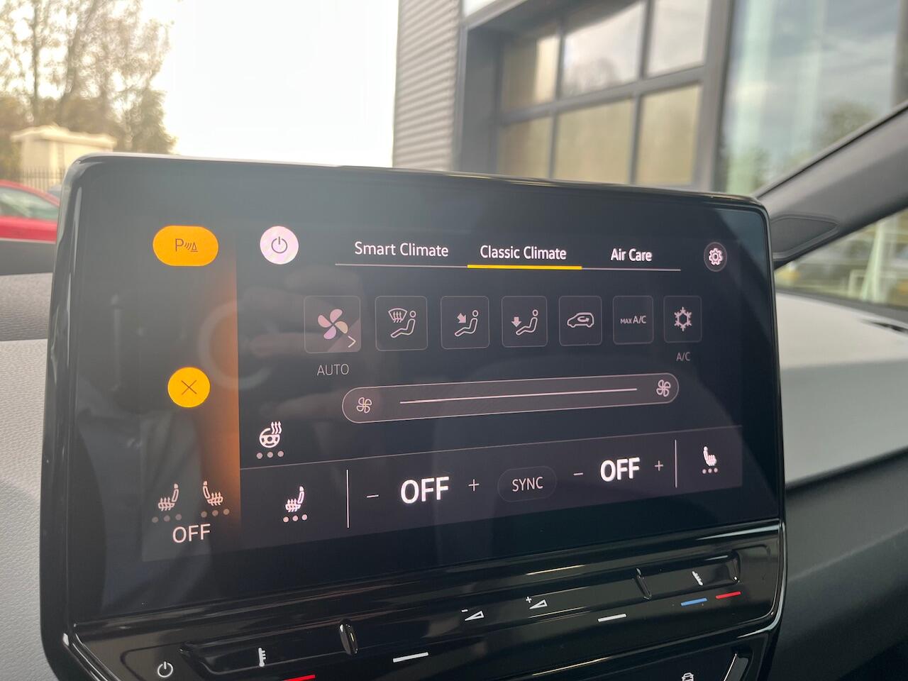 Volkswagen ID.3 First Max 58 kWh / Panorama dak / IQ Led / Navi / Steunhaak/ Getint glas / 20 Inch / Elect. + Massage Stoel