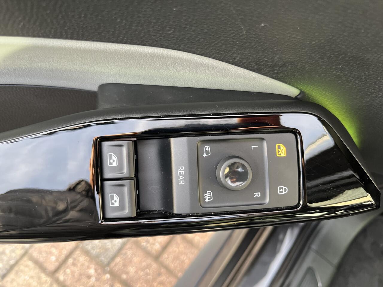 Volkswagen ID.3 First Max 58 kWh / PANO/ CAMERA/ PARK. SENSOREN/ IQ. LIGHT/ ERGO ACTIVE/ NAVI/ CLIMA/ STOELVERWARM./