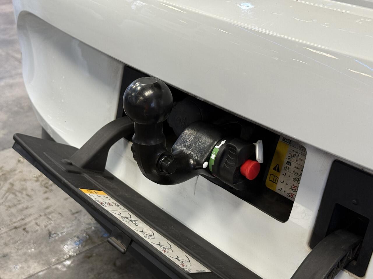 Volkswagen ID.3 First 58 kWh Adaptive-Cruise Full-led Navigatie Trekhaak 24 maanden garantie mogelijk (*vraag naar de voorwaarden)