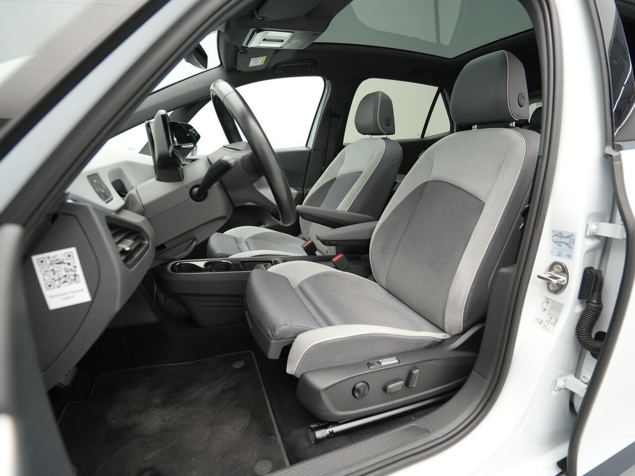 Volkswagen ID.3 First Max 58 kWh 204pk Trekhaak Navigatie Camera Stoelverwarming Side ass.