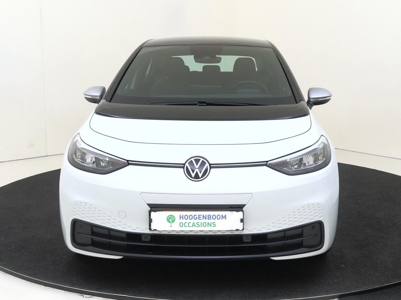 Volkswagen ID.3 First 58 kWh | Stoelverwarming | Navigatie | Adaptieve cruise control | CarPlay | Voorklimatisering | Parkeersensoren | Sfeerverlichting |