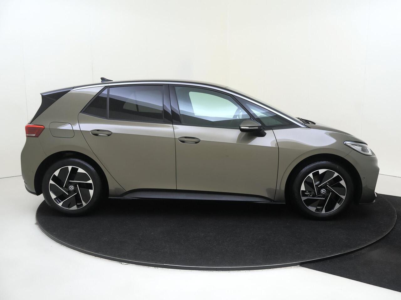 Volkswagen ID.3 Pro Business | Achterlichten LED, luxe uitgevoerd incl. dynamische knipperlichten | Airconditioning automatisch, 2-zone (Climatronic) | Buitenspiegels elektrisch instel-, verwarm- en inklapbaar