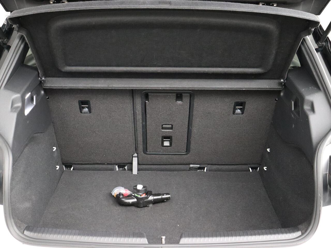 Volkswagen ID.3 First Plus 58 kWh | SoH 94,1% | Trekhaak | Navigatie | Camera!