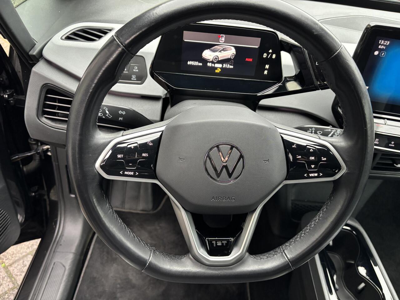 Volkswagen ID.3 First Plus 58 kWh Navigatie / Camera / LED Matrix (IQ.Light) / 19"LM Velgen Andoya / Verwarmd stuurwiel