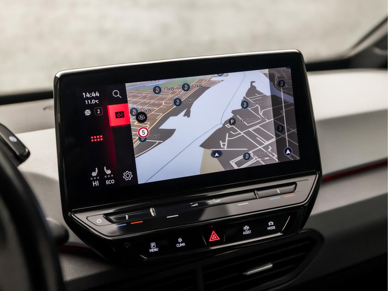 Volkswagen ID.3 First Plus 58 kWh 204Pk Automaat (APPLE CARPLAY, GROOT NAVI, CAMERA, STUUR/STOELVERWARMING, KEYLESS, GETINT GLAS, ADAPTIVE CRUISE, ZWART HEMEL, NIEUWSTAAT)