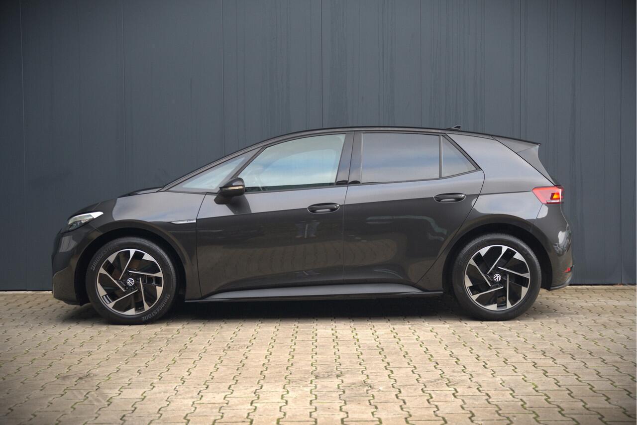 Volkswagen ID.3 Life 58 kWh | Stoelverwarming | Stuurverwarming | Adaptive Cruise Control | Navigatie | Standkachel | Keyless | Parkeersensoren | LED | Apple Carplay | BTW |