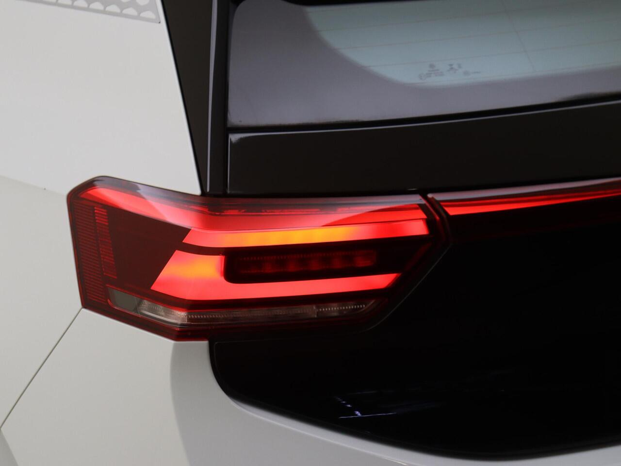 Volkswagen ID.3 First 58 kWh | Stoelverwarming | Navigatie | Adaptieve cruise control | CarPlay | Voorklimatisering | Parkeersensoren | Sfeerverlichting |