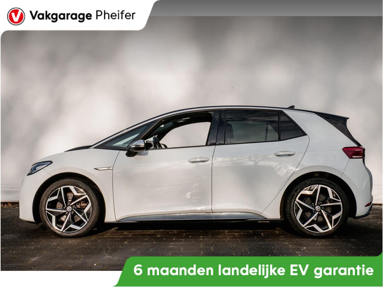 Volkswagen ID.3 First Plus 58 kWh Camera/ Stoel-stuurverwarming/ Full led/ Navigatie/ Carplay/ 19" Lmv