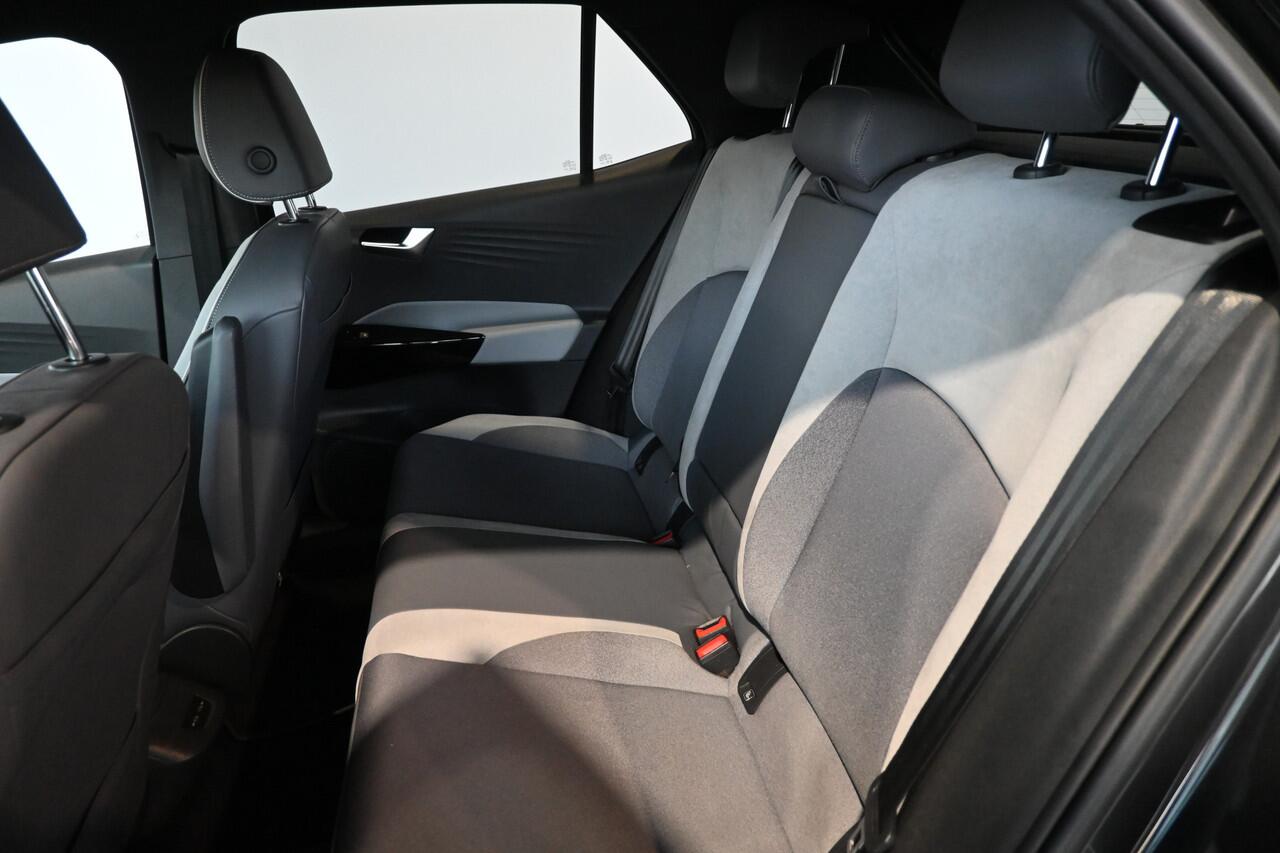 Volkswagen ID.3 First Plus 58 kWh Navigatie Stoel/Stuur verwarming Carplay Camera Inruil Mogelijk!