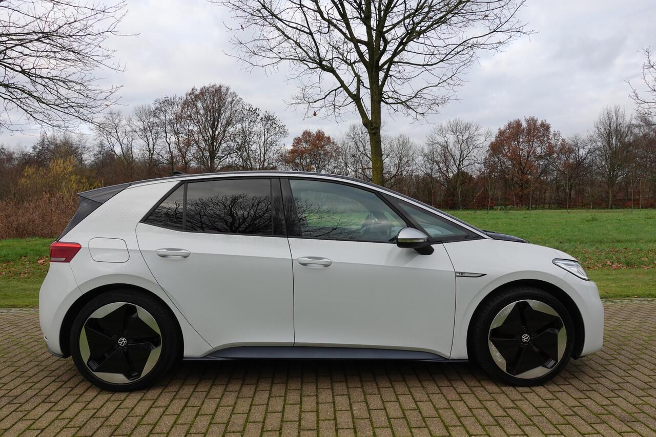 Volkswagen ID.3 First Max 58 kWh | BTW | Pano | I.Q. LIGHT | Head-Up | Stoelverwarming | Massage | Trekhaak |