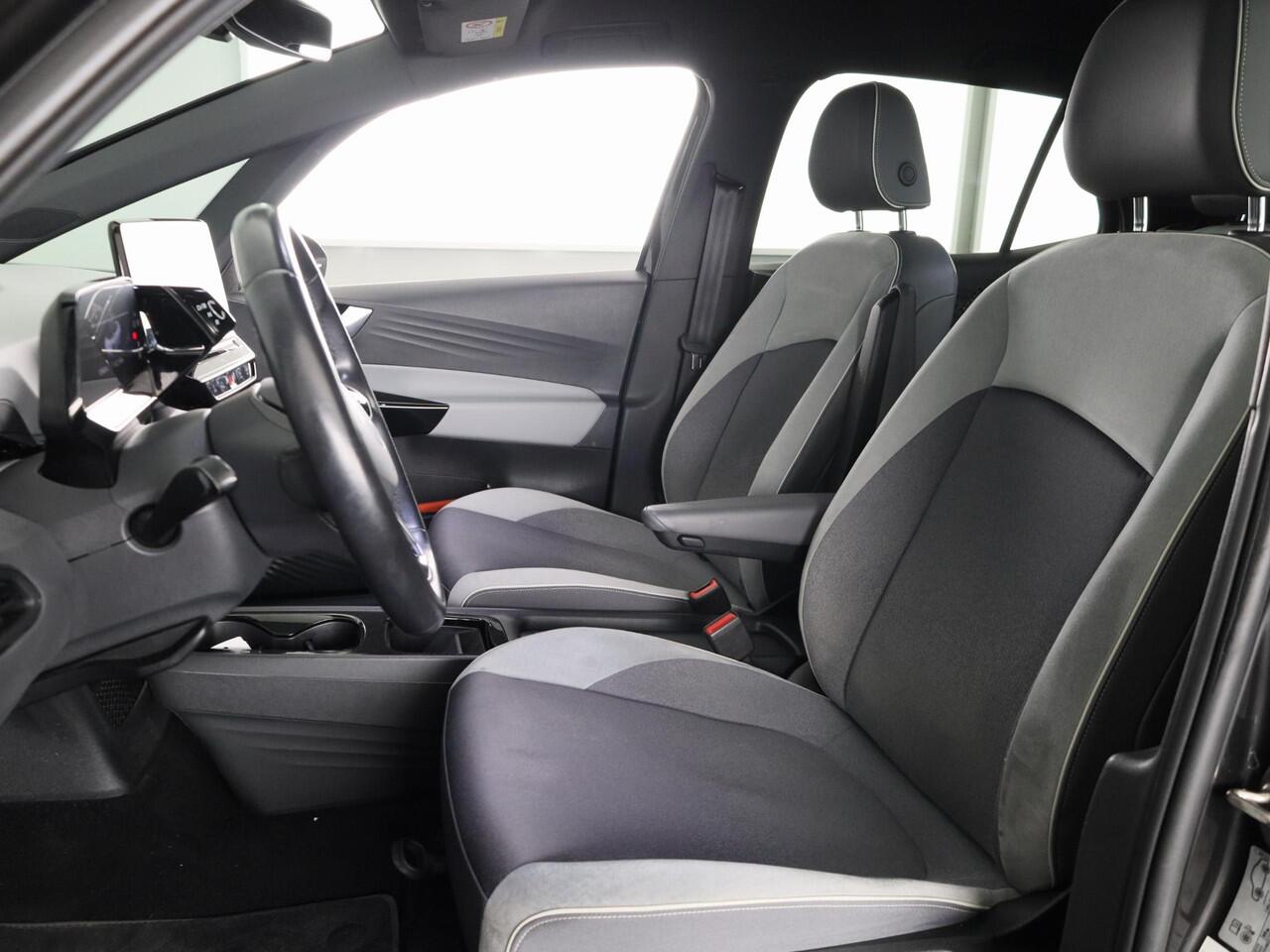 Volkswagen ID.3 First Plus 58 kWh 204 pk | Navigatie | Parkeersensoren | Achteruitrijcamera | Stoelverwarming | Apple Carplay/Android Auto | Matrix LED koplampen |