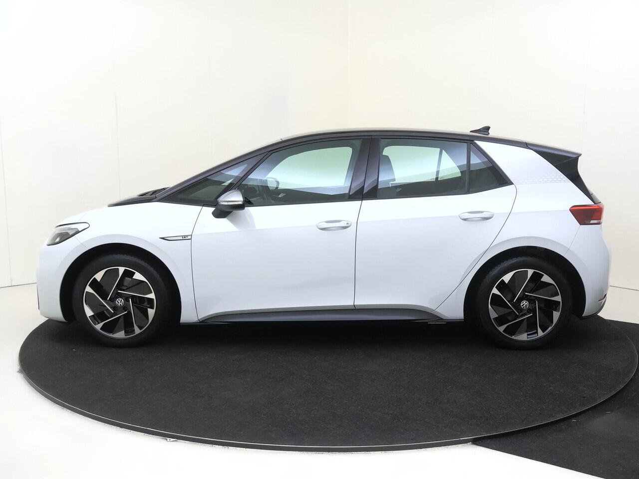 Volkswagen ID.3 First 58 kWh | Stoelverwarming | Navigatie | Adaptieve cruise control | CarPlay | Voorklimatisering | Parkeersensoren | Sfeerverlichting |