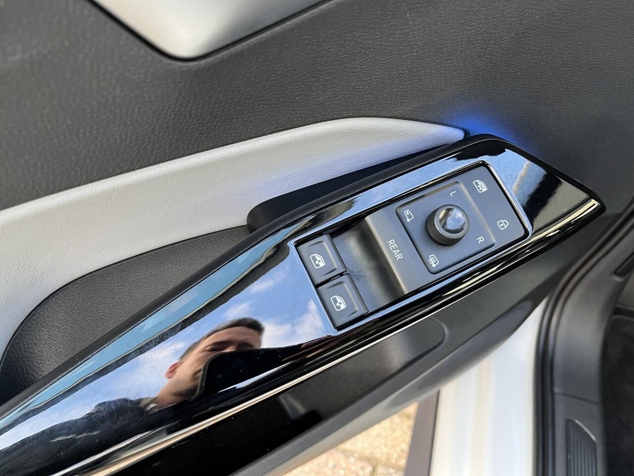 Volkswagen ID.3 First Max 58 kWh / TREKHAAK/ PANO/ CAMERA/ PARK. SENSOREN/ IQ. LIGHT/ ERGO ACTIVE STOELEN/ STOELVERWARM./ NAVI/ CLIMA/ 20" LMV