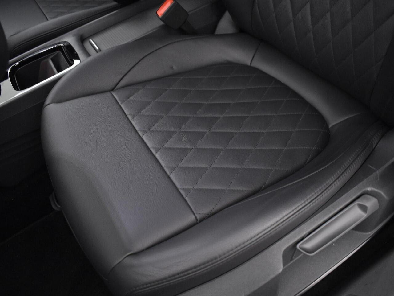 Volkswagen ID.3 Pure Oranje Edition 52kWh |125 kW/170pk Volkswagen ID.3 Pure Oranje Edition 52 kWh |125 kW / 170 pk H | 18" LM velgen met All-season banden | Lederen bekleding | Getint glas |