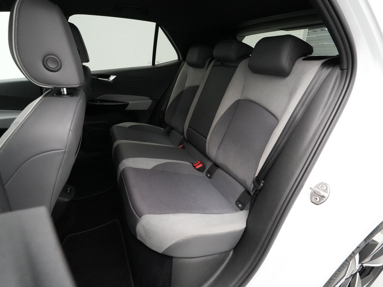 Volkswagen ID.3 First Plus 58 kWh 204pk Camera Navigatie Carplay Stoel/Stuurverwarming Pdc Acc 89