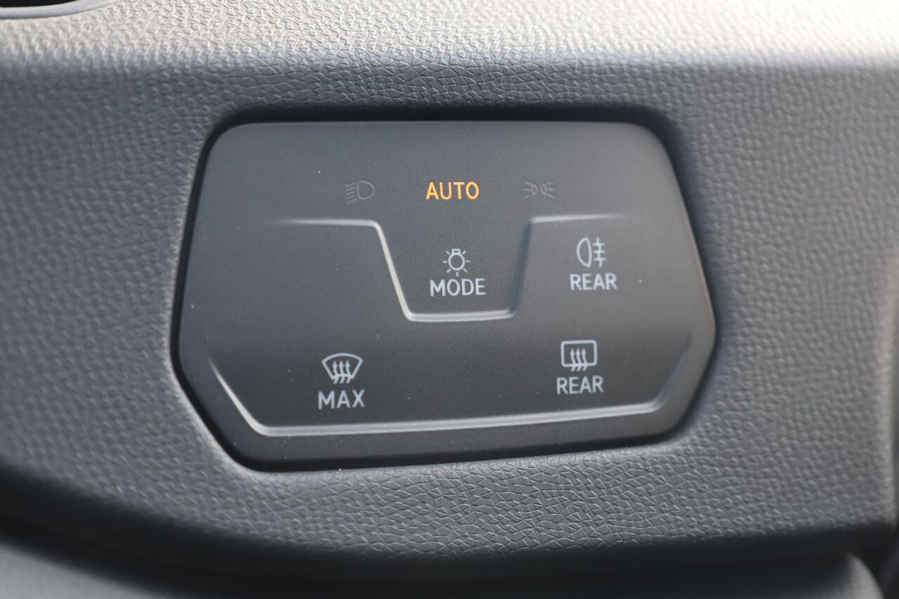 Volkswagen ID.3 Black Edition 52 kWh 170PK / 125kW Apple Carplay & Android Auto, verwarmbare voorstoelen, LED koplampen, navigatie (Discover Pro), comfortstoelen, DAB+, draadloos telefoon laden, rijstrookbehoud assistent (Lane Assist), extra getint glas achter, verkeerst