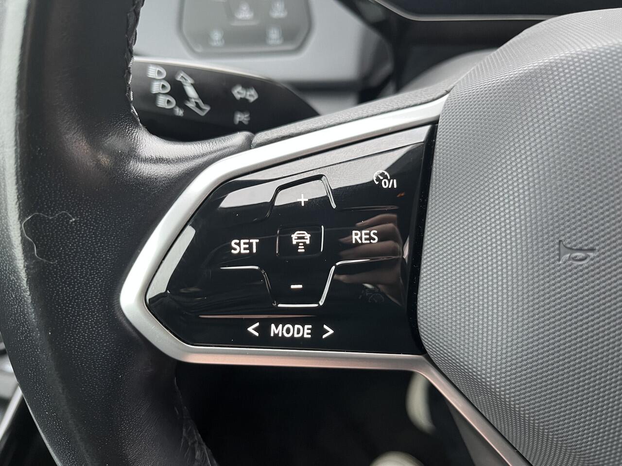 Volkswagen ID.3 First 58 kWh / PARK. SENSOREN/ LED/ NAVI/ STUUR-STOELVERWARM./ ADAPT. CRUISE/ CLIMA/ 18" LMV