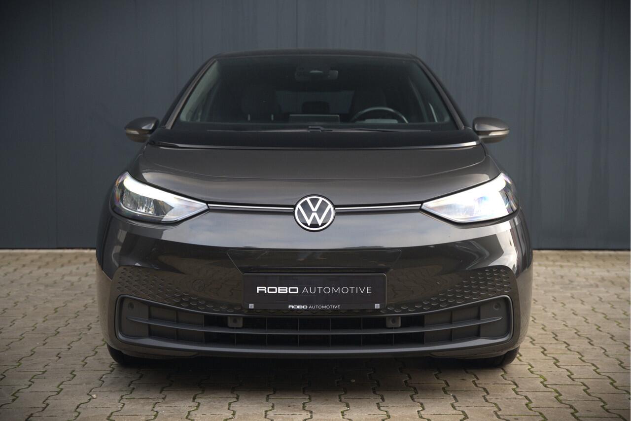 Volkswagen ID.3 Life 58 kWh | Stoelverwarming | Stuurverwarming | Adaptive Cruise Control | Navigatie | Standkachel | Keyless | Parkeersensoren | LED | Apple Carplay | BTW |