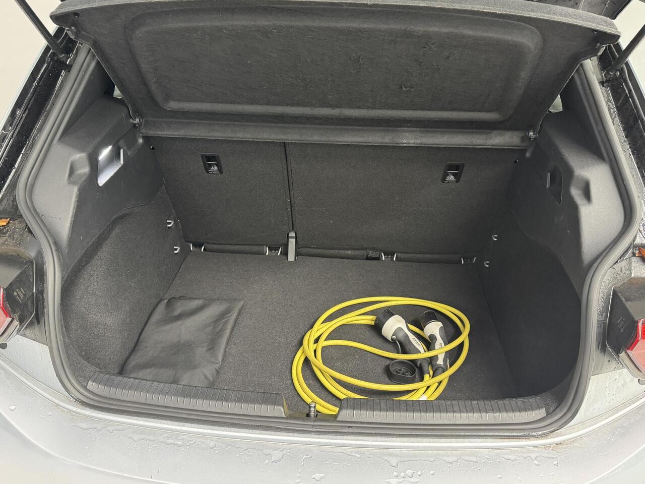 Volkswagen ID.3 Life 58 kWh | Apple CarPlay / Android Auto | Cruise control adaptief | Parkeersensoren | Stoelverwarming |