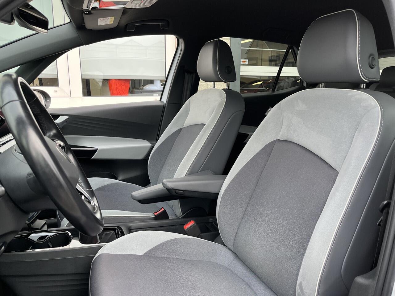 Volkswagen ID.3 First Plus 58 kWh / SOH 89%/ TREKHAAK/ CAMERA/ PARK. SENSOREN/ IQ. LIGHT/ DIGITAL DASHBOARD/ APP CONNECT/ BLUETOOTH/ NAVI/ CLIMA/ 19" LMV