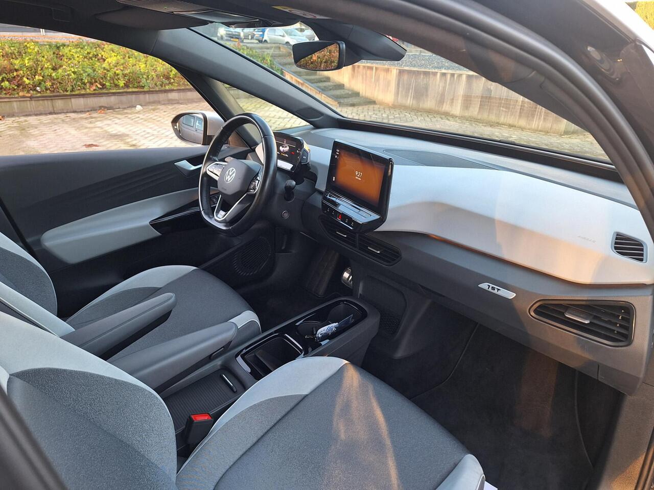 Volkswagen ID.3 First Plus 204pk 58 kWh / LED / Navigatie / Camera / App-Connect / 19" LMV