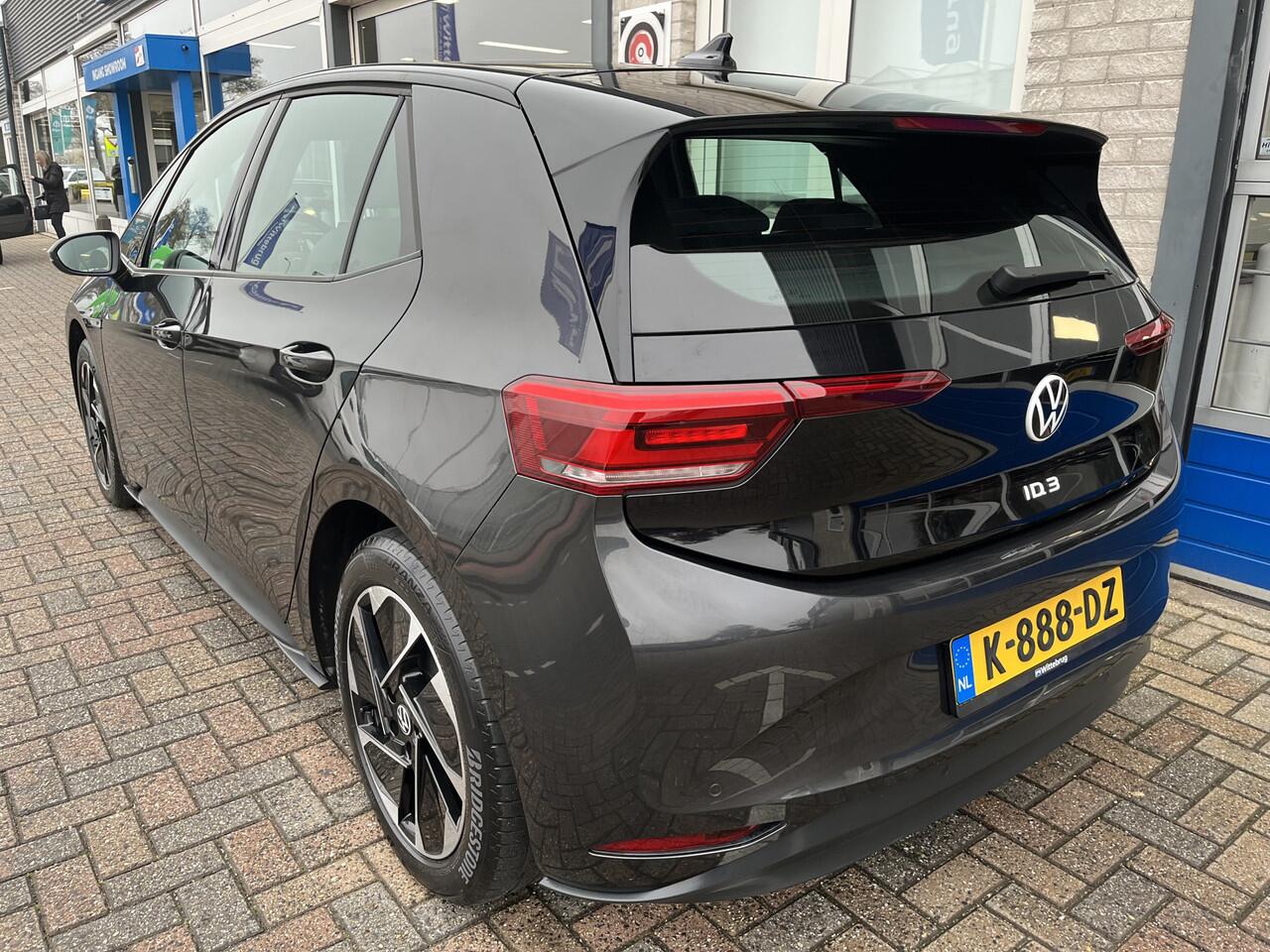 Volkswagen ID.3 First 58 kWh / PARK. SENSOREN/ LED/ NAVI/ STUUR-STOELVERWARM./ ADAPT. CRUISE/ CLIMA/ 18" LMV