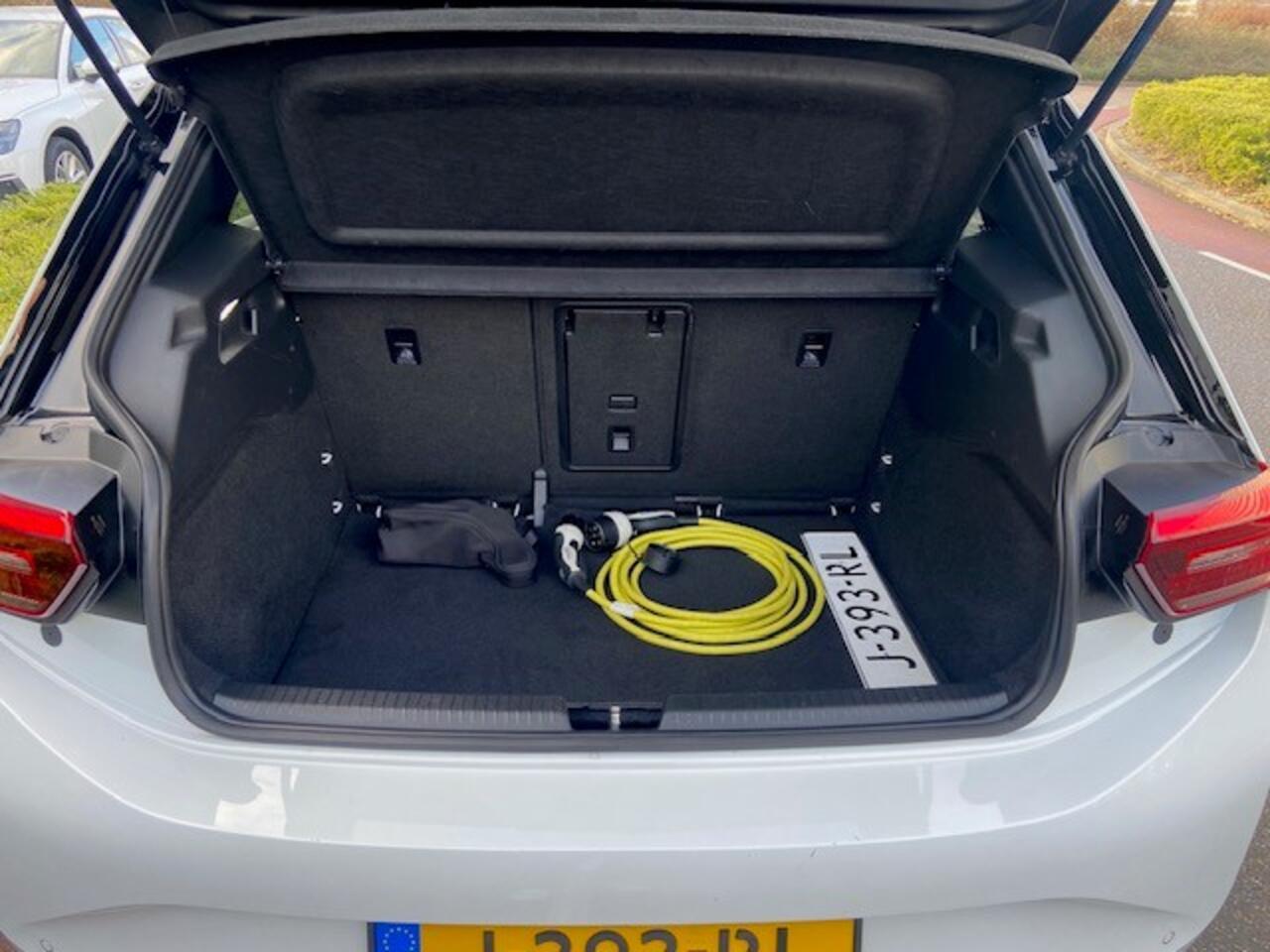 Volkswagen ID.3 First Plus 204PK 58 kWh / Zwart Dak / LED / Navigatie / Camera / Haak+ / 19" LMV