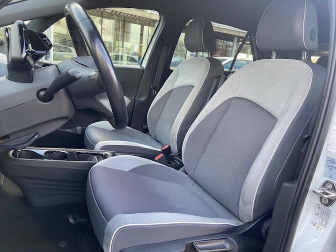 Volkswagen ID.3 First Plus 204PK 58 kWh / Zwart Dak / LED / Navigatie / Camera / Haak+ / 19" LMV