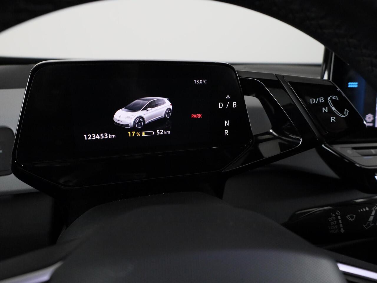 Volkswagen ID.3 First Plus 58 kWh 204 pk | Navigatie | Parkeersensoren | Achteruitrijcamera | Stoelverwarming | Apple Carplay/Android Auto | Matrix LED koplampen |