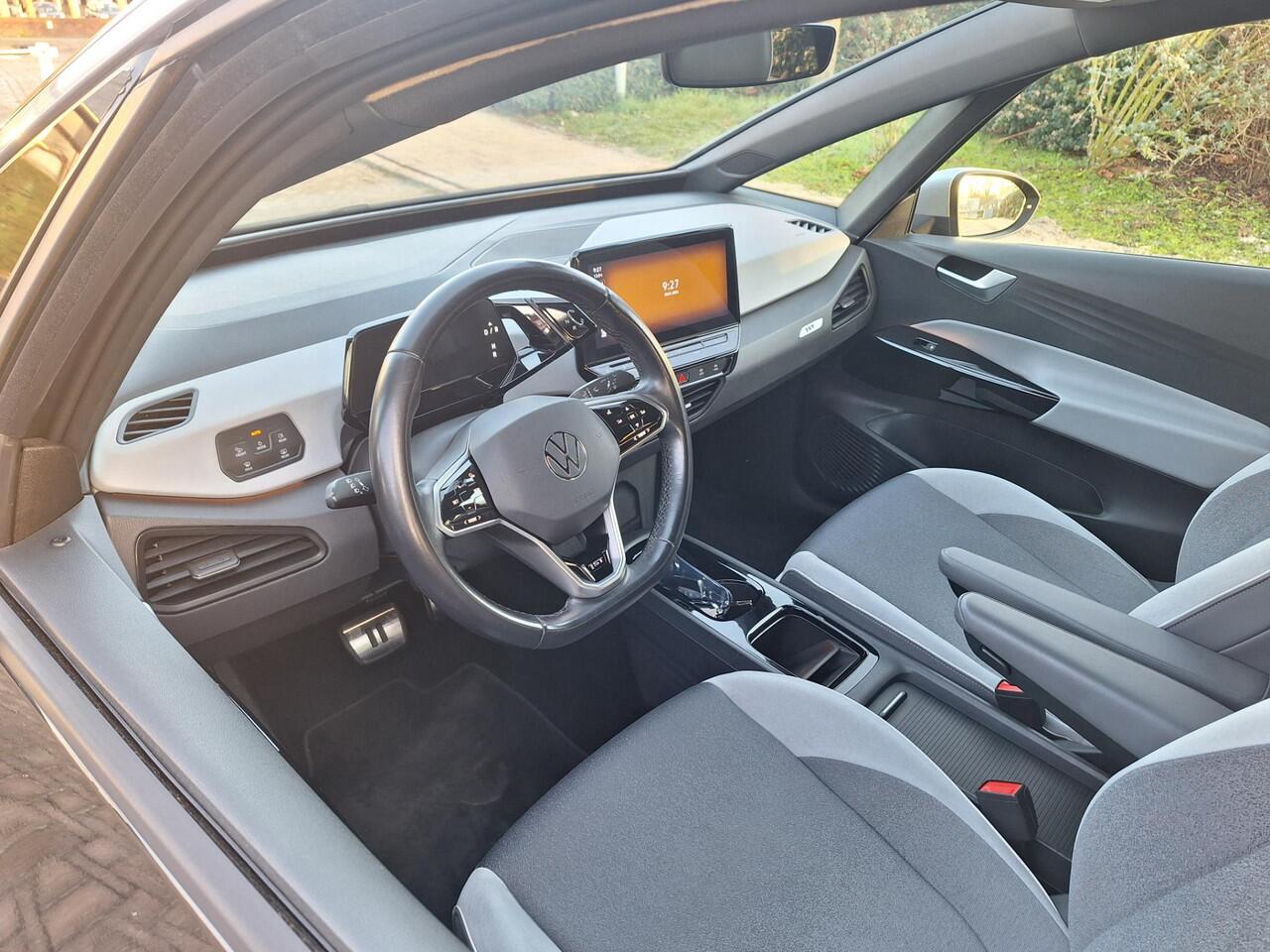 Volkswagen ID.3 First Plus 204pk 58 kWh / LED / Navigatie / Camera / App-Connect / 19" LMV