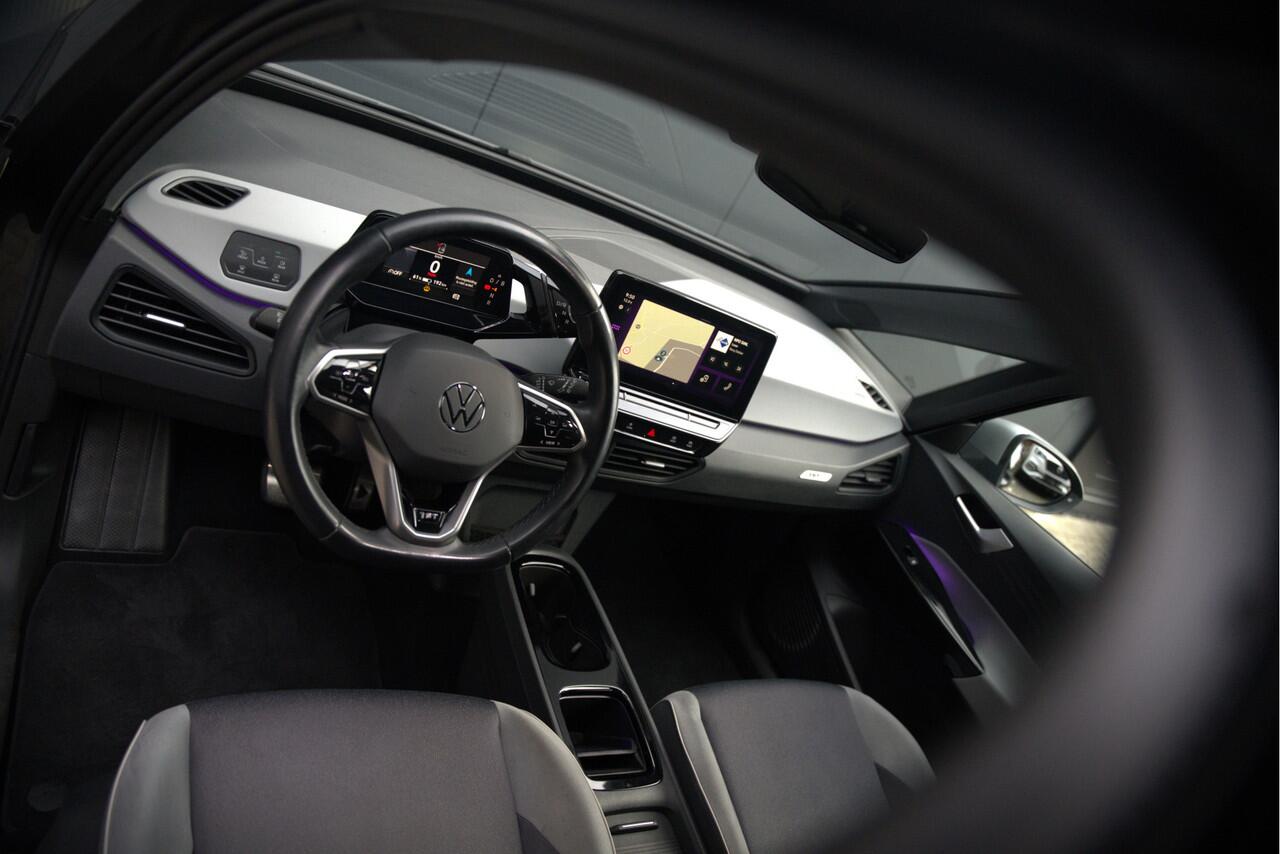 Volkswagen ID.3 First Plus 58 kWh | Stoelverwarming | Trekhaak | Camera | Adaptive Cruise Control | Navigatie | Standkachel | Keyless | Parkeersensoren | LED | Apple Carplay | BTW |