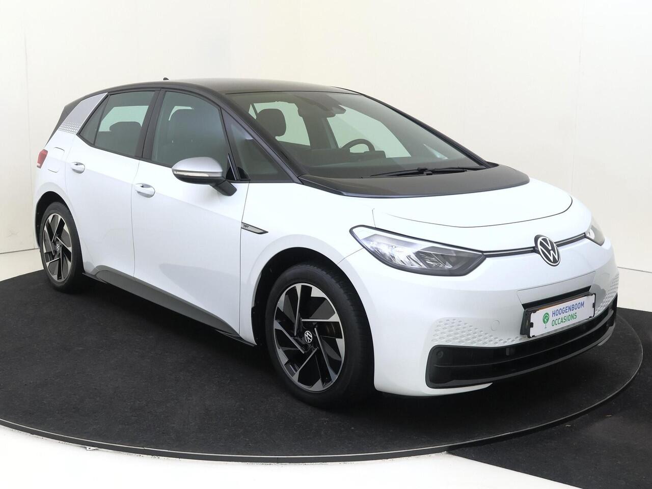 Volkswagen ID.3 First 58 kWh | Stoelverwarming | Navigatie | Adaptieve cruise control | CarPlay | Voorklimatisering | Parkeersensoren | Sfeerverlichting |