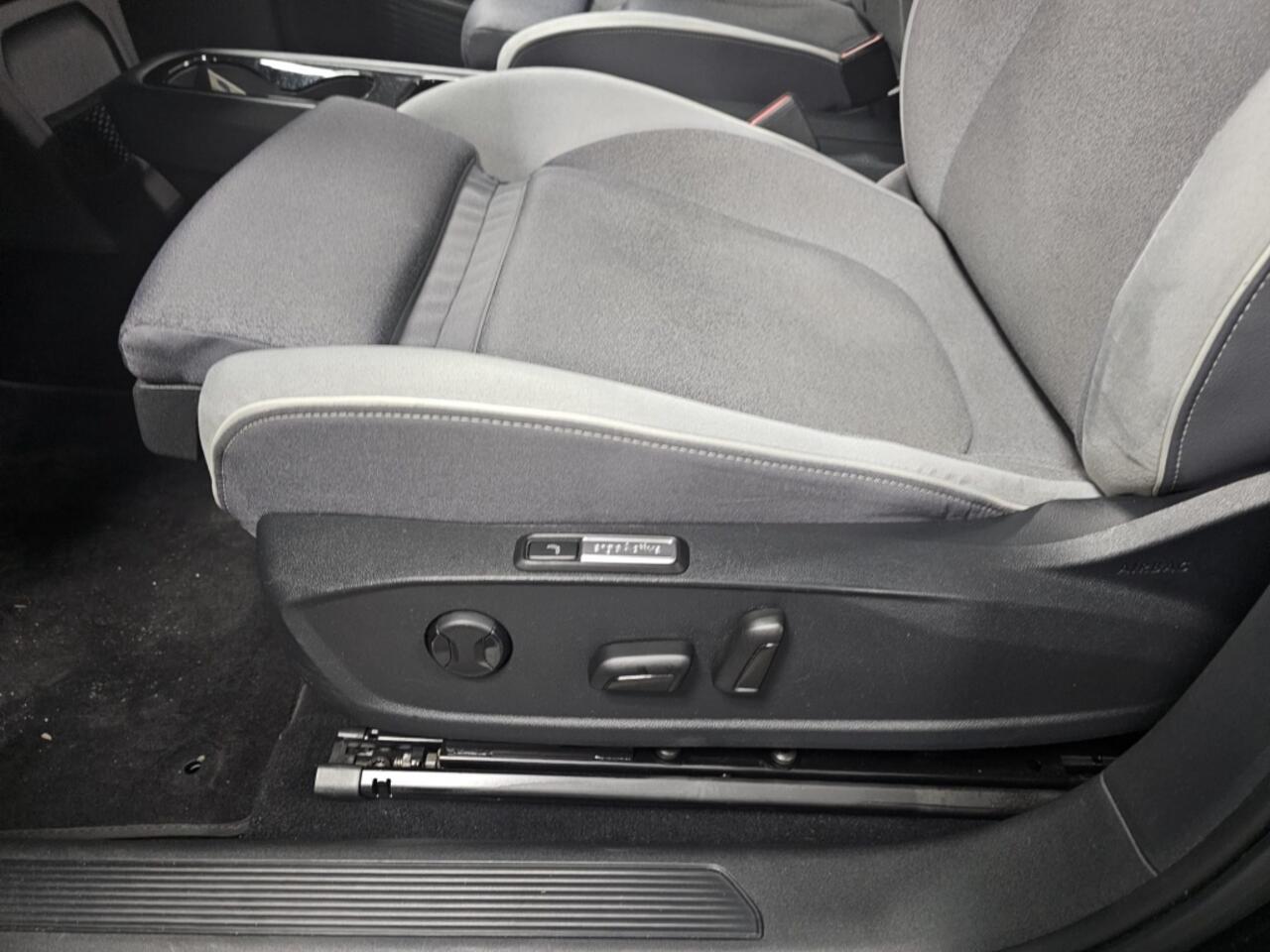 Volkswagen ID.3 First Max 58 kWh | Trekhaak | Panoramadak | LED | Stoelverwarmin